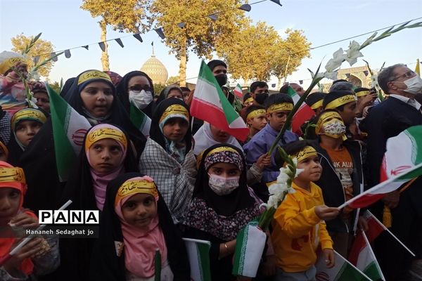 اجتماع دانش‌آموزان شیرازی و اجرای سرود «رفیق شهیدم» در حرم شاهچراغ (ع)