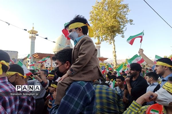 اجتماع دانش‌آموزان شیرازی و اجرای سرود «رفیق شهیدم» در حرم شاهچراغ (ع)