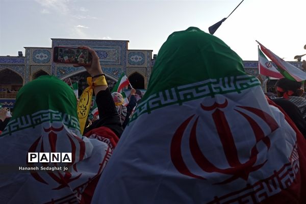 اجتماع دانش‌آموزان شیرازی و اجرای سرود «رفیق شهیدم» در حرم شاهچراغ (ع)