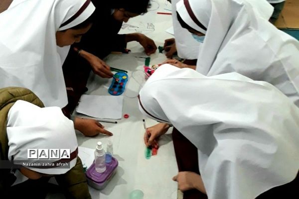 نقاشی همگانی ویژه مراسم روز دانش‌آموز و استکبارستیزی در مدرسه حضرت زهرا(س) رودهن