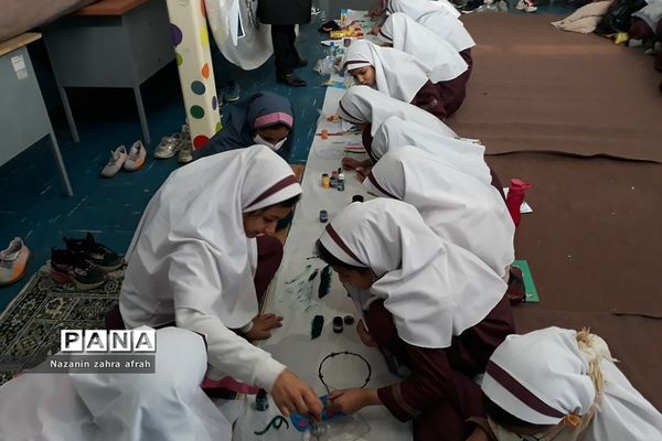 نقاشی همگانی ویژه مراسم روز دانش‌آموز و استکبارستیزی در مدرسه حضرت زهرا(س) رودهن