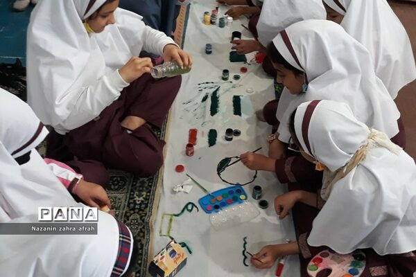 نقاشی همگانی ویژه مراسم روز دانش‌آموز و استکبارستیزی در مدرسه حضرت زهرا(س) رودهن