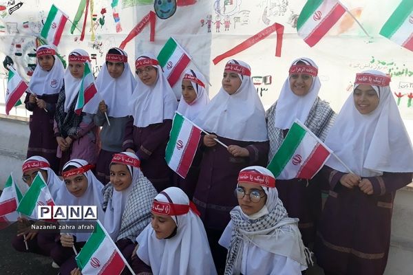 نقاشی همگانی ویژه مراسم روز دانش‌آموز و استکبارستیزی در مدرسه حضرت زهرا(س) رودهن