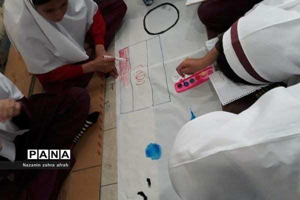 نقاشی همگانی ویژه مراسم روز دانش‌آموز و استکبارستیزی در مدرسه حضرت زهرا(س) رودهن