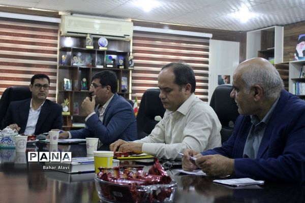 نشست نمایندگان مجلس دانش‌آموزی استان بوشهر با معاون آموزش متوسطه استان