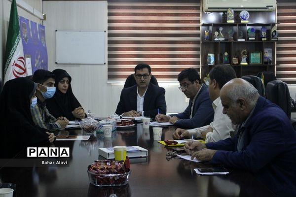 نشست نمایندگان مجلس دانش‌آموزی استان بوشهر با معاون آموزش متوسطه استان