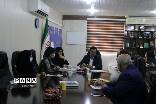 نشست نمایندگان مجلس دانش‌آموزی استان بوشهر با معاون آموزش متوسطه استان