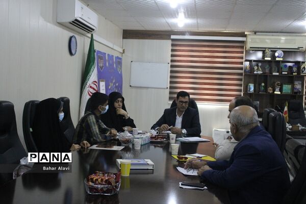 نشست نمایندگان مجلس دانش‌آموزی استان بوشهر با معاون آموزش متوسطه استان