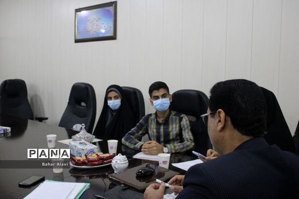 نشست نمایندگان مجلس دانش‌آموزی استان بوشهر با معاون آموزش متوسطه استان