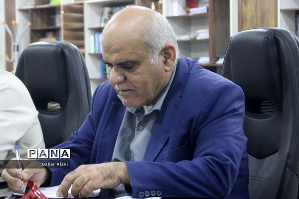 نشست نمایندگان مجلس دانش‌آموزی استان بوشهر با معاون آموزش متوسطه استان