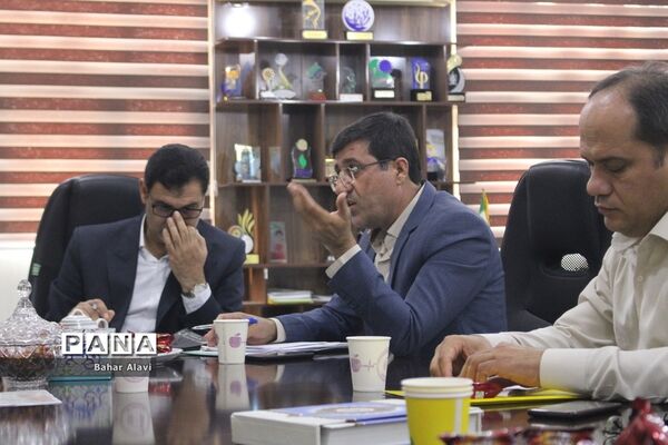نشست نمایندگان مجلس دانش‌آموزی استان بوشهر با معاون آموزش متوسطه استان