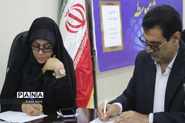 نشست نمایندگان مجلس دانش‌آموزی استان بوشهر با معاون آموزش متوسطه استان