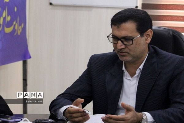 نشست نمایندگان مجلس دانش‌آموزی استان بوشهر با معاون آموزش متوسطه استان