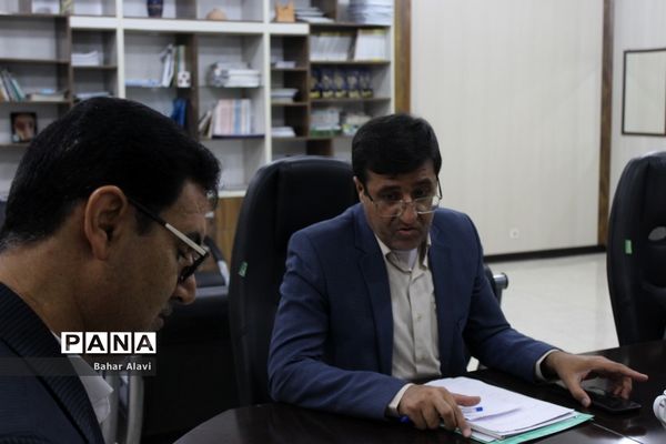 نشست نمایندگان مجلس دانش‌آموزی استان بوشهر با معاون آموزش متوسطه استان