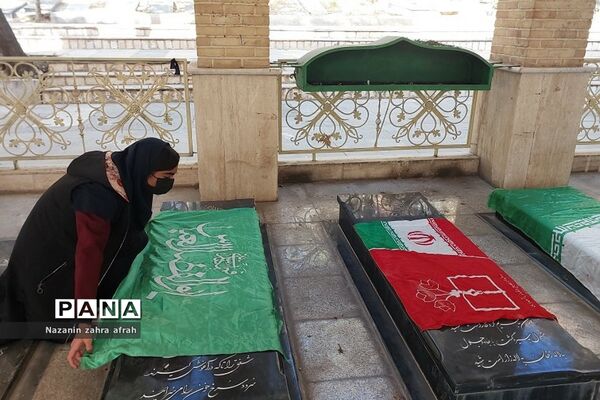 غبارروبی مزار شهدا توسط دانش‌آموزان رودهن در هفته بسیج دانش‌آموزی