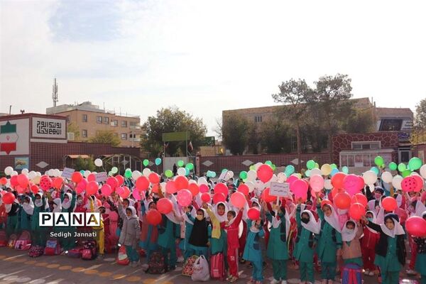 نواخته شدن زنگ استکبار ستیزی در مدارس آباده