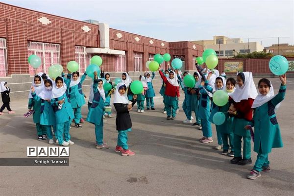 نواخته شدن زنگ استکبار ستیزی در مدارس آباده