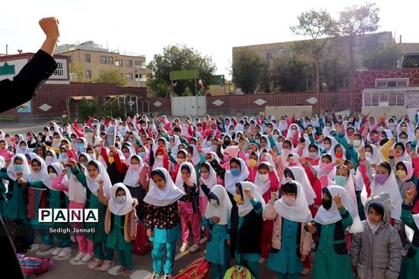 نواخته شدن زنگ استکبار ستیزی در مدارس آباده