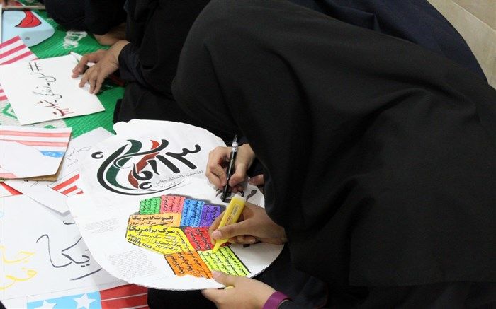 دانش‌آموزان سمنانی با پلاکاردنویسی به استقبال 13 آبان رفتند / فیلم