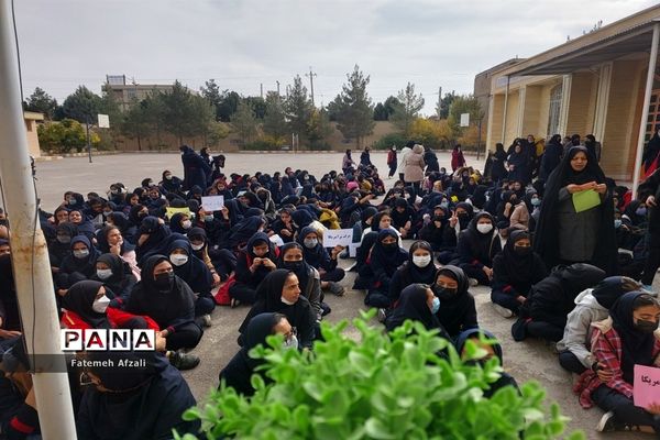 نواخته شدن زنگ استکبار ستیزی دبیرستان فرزانگان در اقلید استان فارس