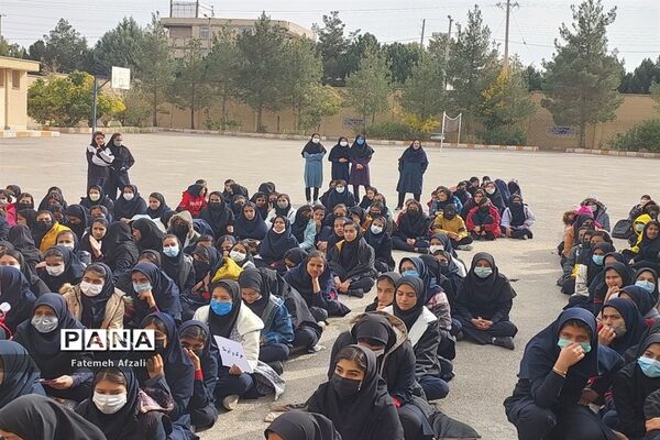 نواخته شدن زنگ استکبار ستیزی دبیرستان فرزانگان در اقلید استان فارس