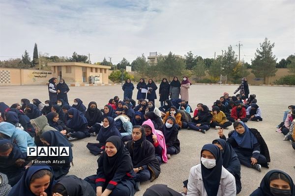 نواخته شدن زنگ استکبار ستیزی دبیرستان فرزانگان در اقلید استان فارس