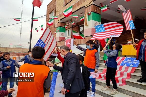 نواختن زنگ استکبارستیزی  در مدرسه نورولایت
