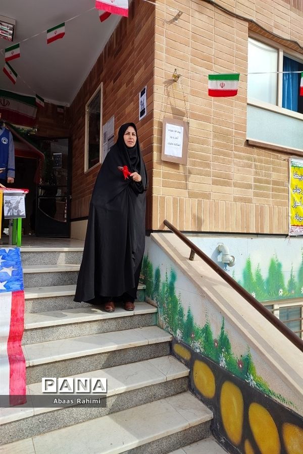 نواختن زنگ استکبارستیزی  در مدرسه نورولایت