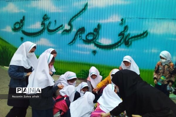 نقاشی همگانی  پرچم ایران در دبستان سما- رودهن
