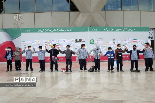 زنجیره انسانی دانش‌آموزان منطقه 2 شهر تهران