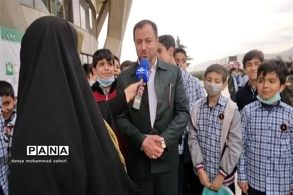 زنجیره انسانی دانش‌آموزان منطقه 2 شهر تهران
