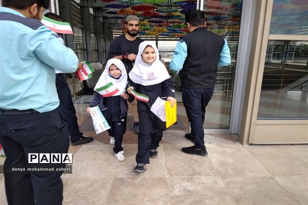 زنجیره انسانی دانش‌آموزان منطقه 2 شهر تهران