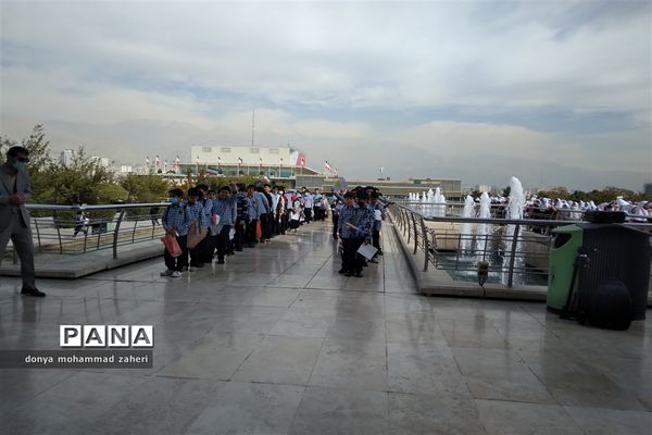 زنجیره انسانی دانش‌آموزان منطقه 2 شهر تهران