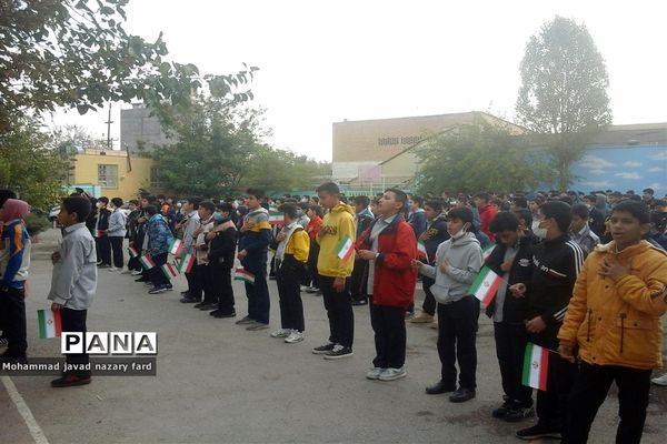 برگزاری مراسم زنگ استکبار ستیزی در دبیرستان شاهد مهدی هاشمی