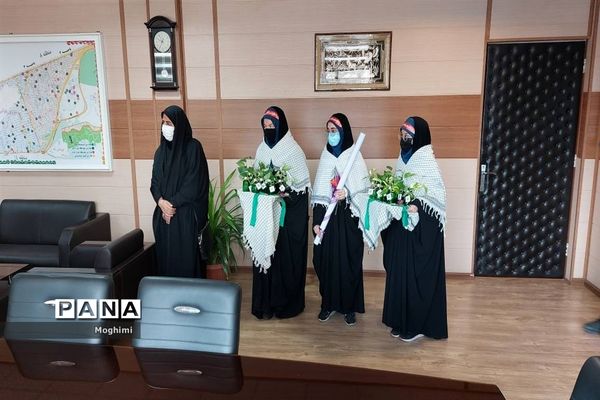 اهدای شاخه گل به مسئولان آموزش و پرورش منطقه ۱۳