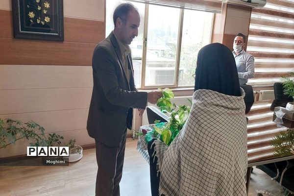 اهدای شاخه گل به مسئولان آموزش و پرورش منطقه ۱۳