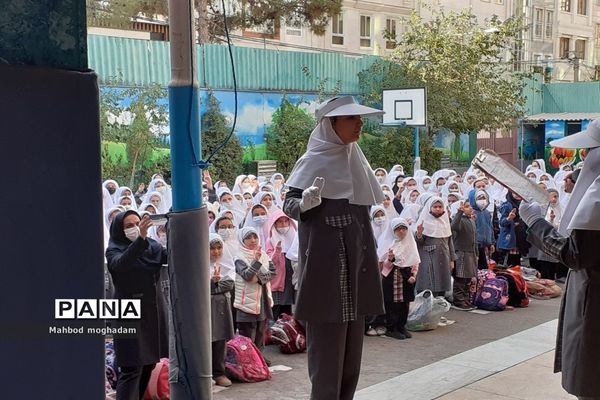 نواختن زنگ استکبار ستیزی در دبستان شهید بهشتی منطقه ۱۳