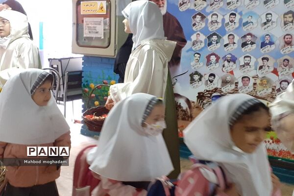 نواختن زنگ استکبار ستیزی در دبستان شهید بهشتی منطقه ۱۳