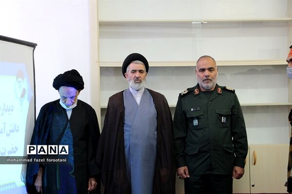 دیدار اعضای تشکل‌های دانش‌آموزی با نماینده ولی فقیه
