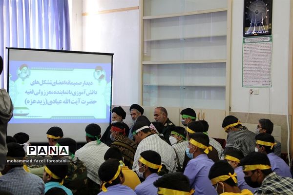 دیدار اعضای تشکل‌های دانش‌آموزی با نماینده ولی فقیه