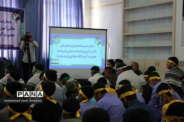 دیدار اعضای تشکل‌های دانش‌آموزی با نماینده ولی فقیه