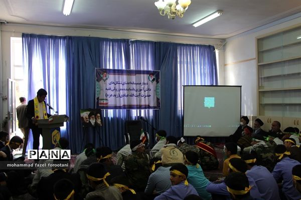 دیدار اعضای تشکل‌های دانش‌آموزی با نماینده ولی فقیه