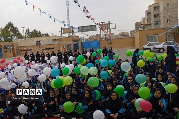نمایشگاه نقاشی با موضوع ۱۳ آبان در بهارستان‌دو