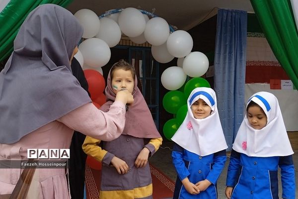 نمایشگاه نقاشی با موضوع ۱۳ آبان در بهارستان‌دو