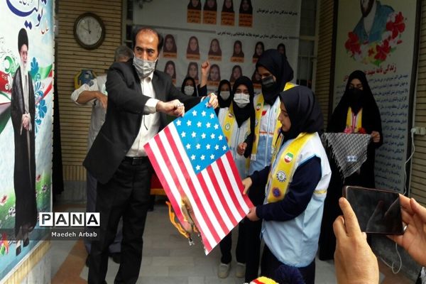 آیین نواختن زنگ استکبار ستیزی در دبیرستان شاهد شهید شیرودی