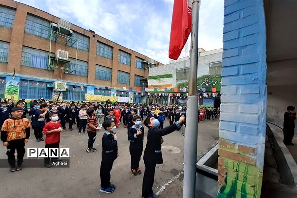 برگزاری زنگ استکبار ستیزی در دبستان احمد معینی منطقه ۱۳