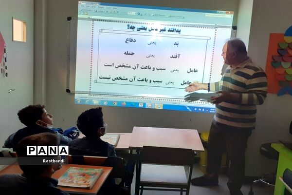 آموزش پدافند غیرعامل به دانش‌آموزان دبستان علوی ۲ منطقه ۱۳