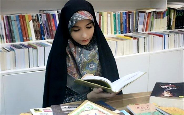 استقرار غرفه هنر همزمان با راهپیمایی روز 13 آبان در قم