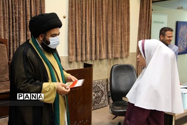 دیدار امام جمعه رودهن با فعالان و‌دانش‌آموزان نخبه بسیجی