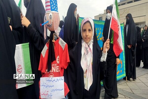 حضور پرشور دانش‌آموزان در راهپیمایی 13 آبان در مشهد